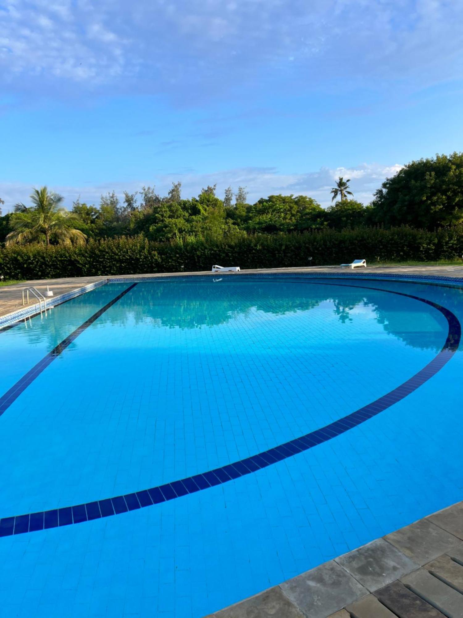 Waves And Wanderlust-Diani Beach Bagian luar foto