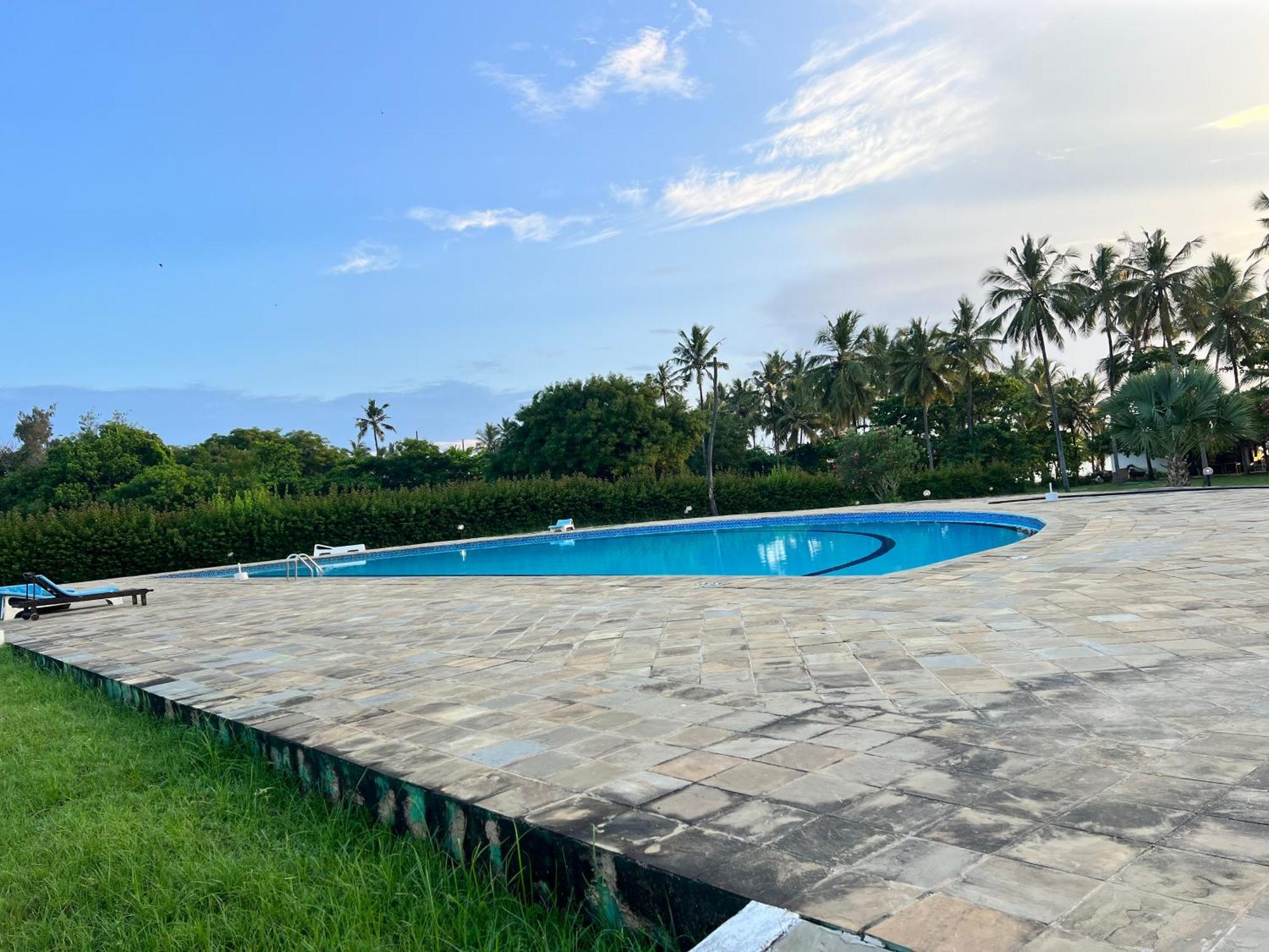 Waves And Wanderlust-Diani Beach Bagian luar foto