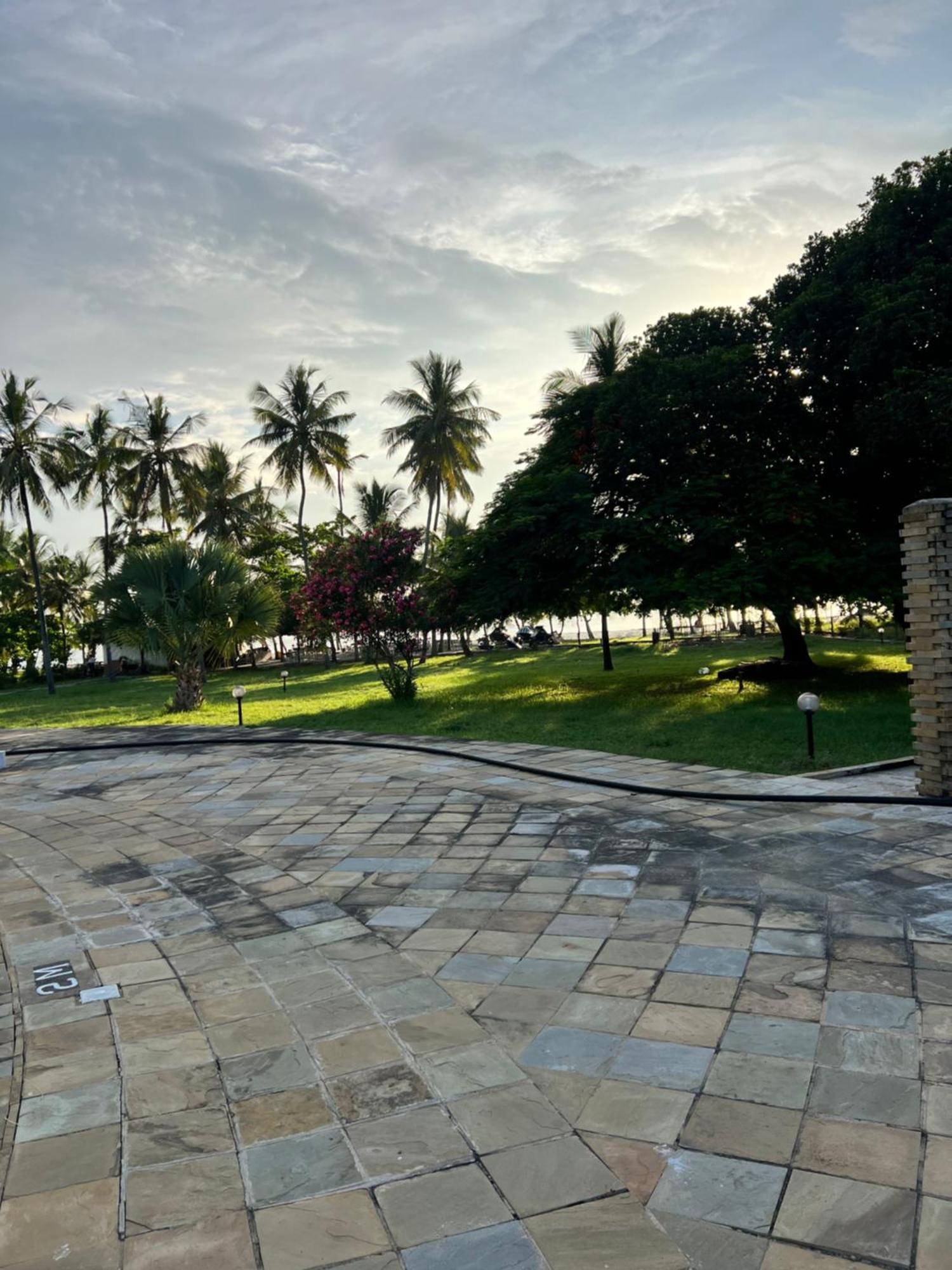 Waves And Wanderlust-Diani Beach Bagian luar foto