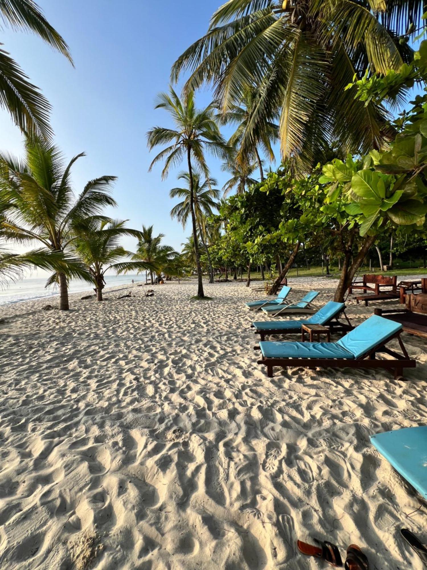 Waves And Wanderlust-Diani Beach Bagian luar foto